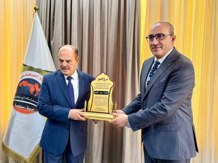 إعلام جامعة الفرات الأوسط التقنية يشارك في تكريم نقيب الصحفيين العراقيين بدرع التميز